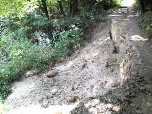 崩落した宝満山正面登山道