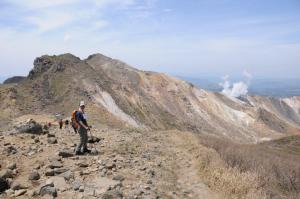 久住分かれ付近から見る噴煙を上げる硫黄山