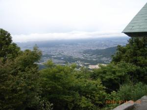 宝満山山頂から太宰府市方面を見下ろす