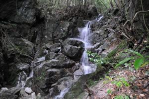 鬼ヶ鼻岩への直登コースにある綺麗な滝