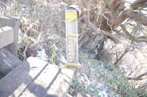 沓掛山の肩にある温度計